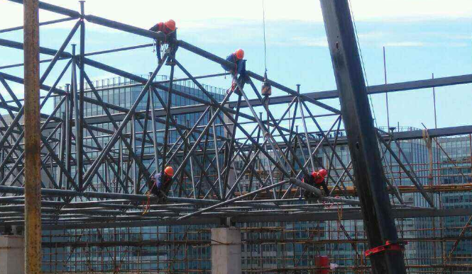 商洛论网架装配施工中搭设脚手架应当留神的事故